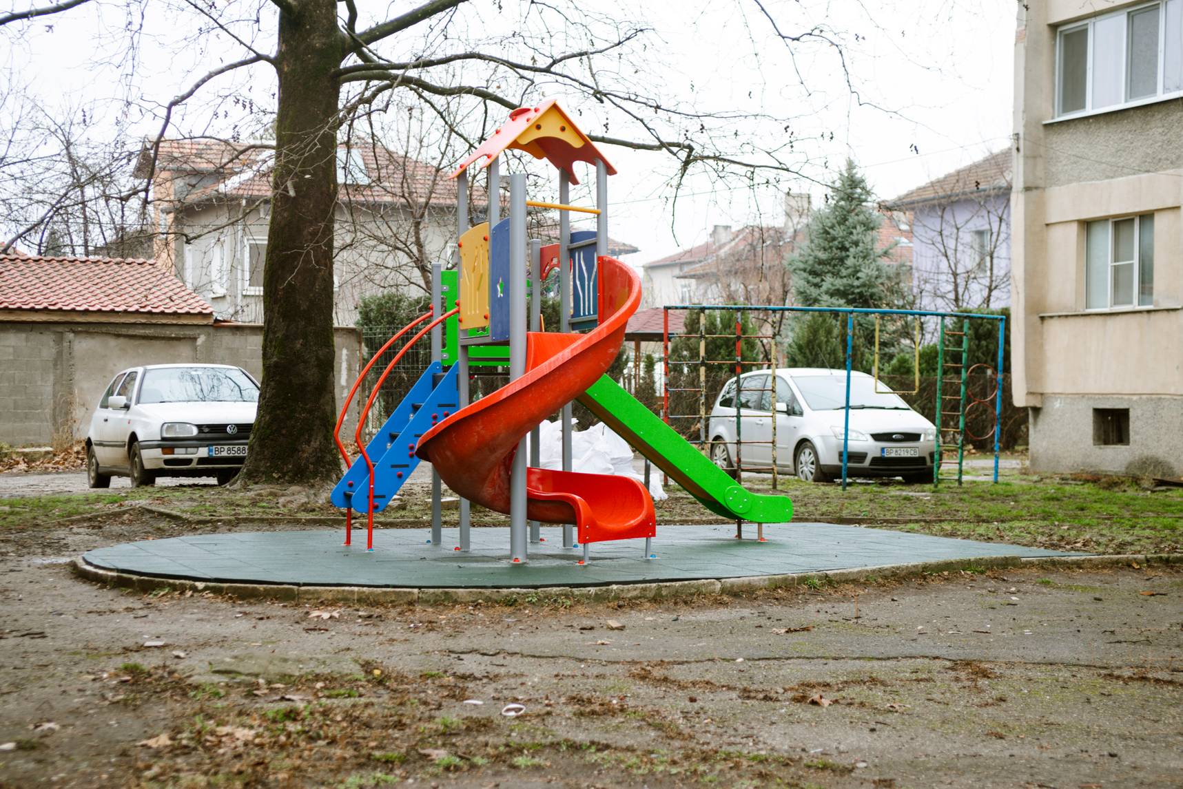 Завърши обновяването на четири детски площадки в гр. Мездра 